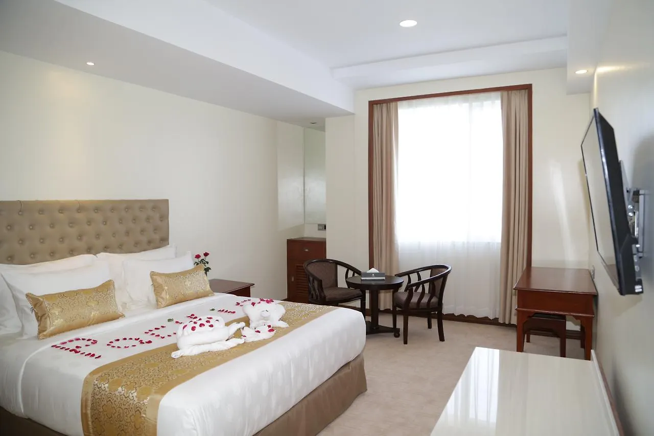 Pacific Hotel Yangon 4*,